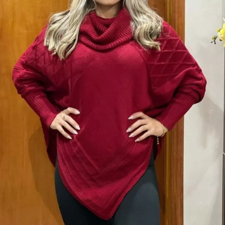 Blusa Feminina Poncho de Tricot Com Gola alta e Manga Longa
